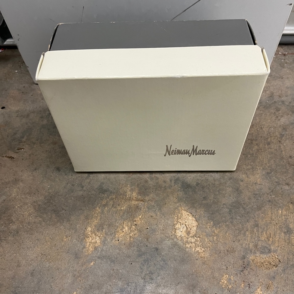 🐠Vintage Neiman Marcus Box. White/Gray.